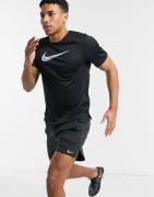Nike Running - Wild Run Breathe T-shirt i sort