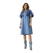 Denim Blue Kjole med Ruffle Detaljer