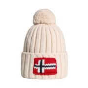 Ribstrikket hue med pompon og norsk flag