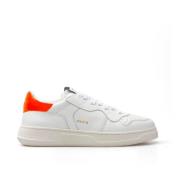 Klassiske hvide lædersneakers med orange detaljer