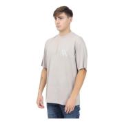 Beige T-shirt med korte ærmer og tonal logo broderi