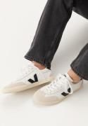 VEJA Volley Sneaker White_black 37