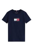 Tommy Script Flag Print Tee Ss Tops T-Kortærmet Skjorte Navy Tommy Hil...
