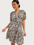 JdY - Korte kjoler - Tapioca Zebra - Jdylotus S/S V-Neck Dress Jrs Atk...