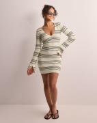 Nelly - Ternet/Stribet - Easy Long Sleeve Knit Dress