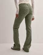 Nelly - Grøn - Low Waist Bootcut Stitch Jeans