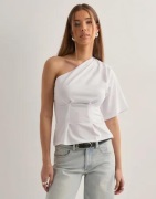 Nelly - Hvid - One Shoulder Tee