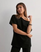 Nelly - Sort - Slouchy Shoulder Tee