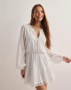 Nelly - Hvid - Embroidered Dress