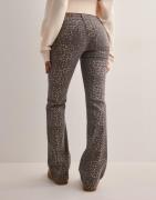 Nelly - Brun - Low Waist Bootcut Leo Jeans