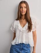 Nelly - Hvid - Dreamy Flounce Blouse