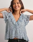 Nelly - Blomstret - Dreamy Flounce Blouse