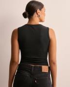Nelly - Sort - V Neck Tank Top