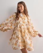 Malina - Blomstret - Tyra high neck balloon sleeve mini dress