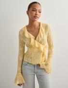 Nelly - Gul - Flounce Wrap Blouse