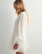 Nelly - Hvid - Embroidered Dress
