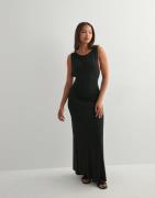 Nelly - Sort - Scooped Armhole Dress