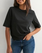 Nelly - Sort - Powerful Shoulder Tee
