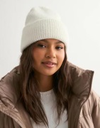 Nelly - Hvid - Fuzzy Beanie