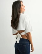 Nelly - Hvid - Open Back Tie Tee