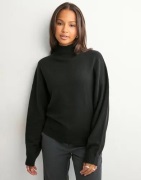 Nelly - Sort - Sleeve Focus Polo Knit Sweater