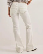 Nelly - Hvid - Super Low Heart Pocket Bootcut Jeans