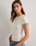 Nelly - Hvid - Sculpting Tee