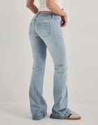Nelly - Blå - Super Low Heart Pocket Bootcut Jeans