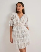 Malina - Hvid - Sky v-neck frill mini lace dress