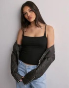 Nelly - Sort - Strap Base Top